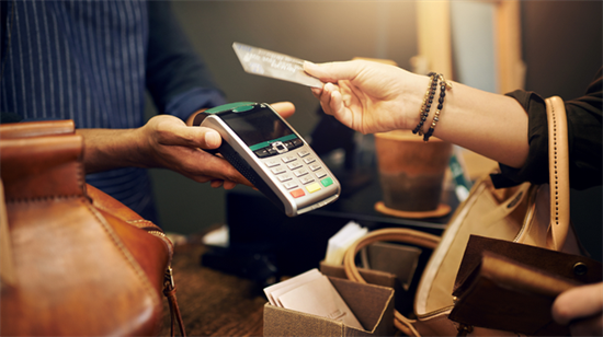 信用卡自动还款后为什么仍显示欠款？